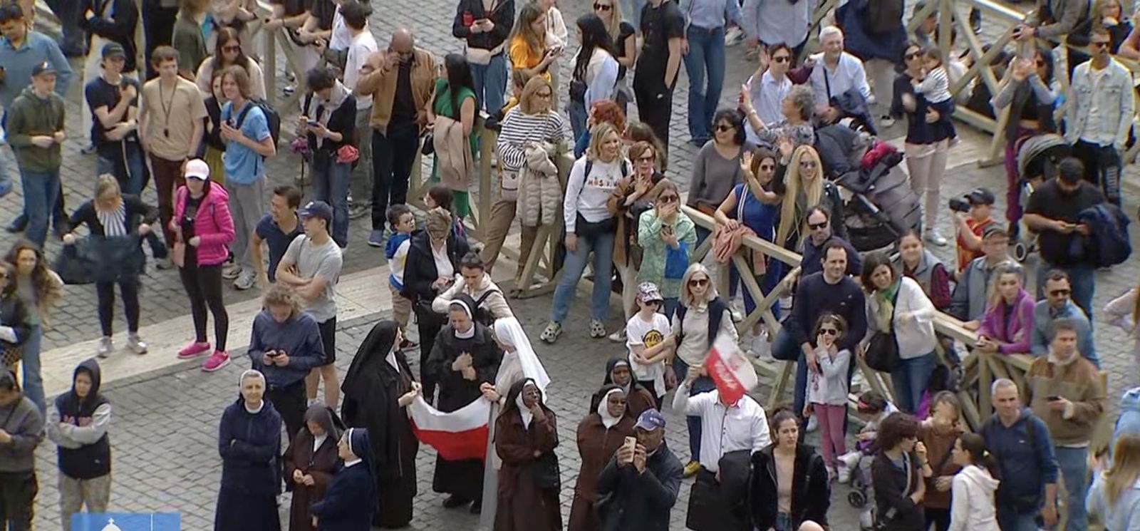 Fieles esperan en Regina Coeli del Papa