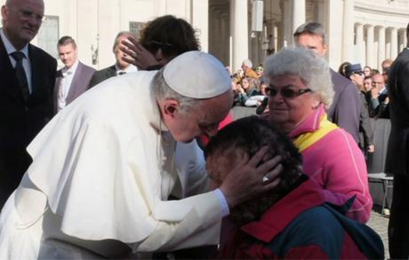 Abrazar a Francisco es abrazar el mundo, recibir un abrazo suyo es recibir un abrazo de parte de Dios