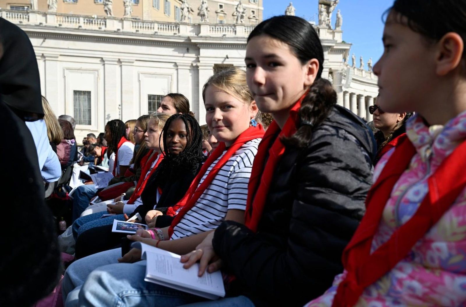 Fieles en la Plaza de San Pedro rezan por la salud del Papa