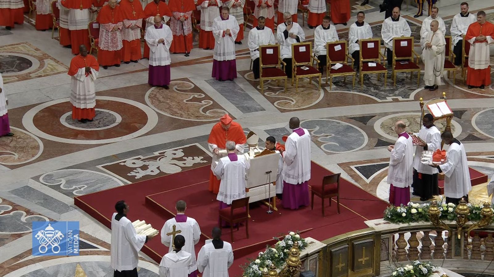 El cardenal Spenglero, arzobispo de Sao Paulo, tras recibir el birrete y el anillo de manos del Papa