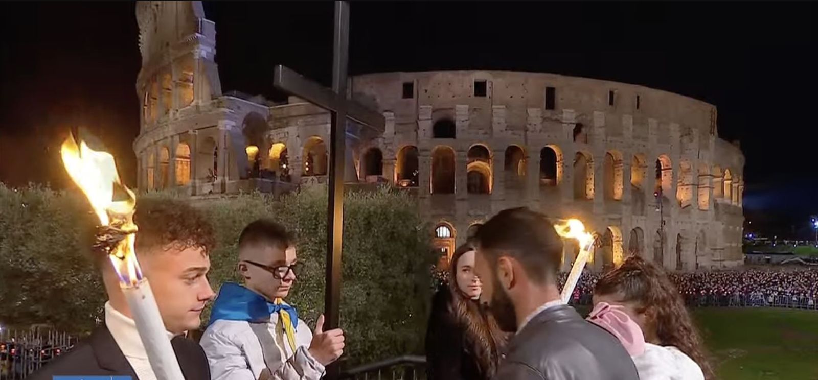 Los jóvenes ruso y ucraniano entregan la cruz en el Vía Crucis del Coliseo