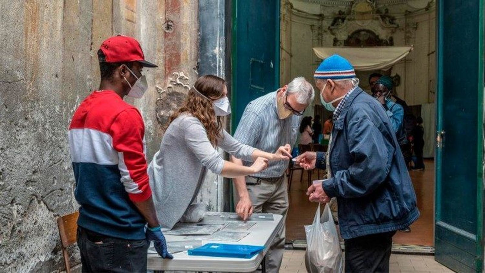 Sant'Egidio entrega la comida de Navidad a los pobres de Roma