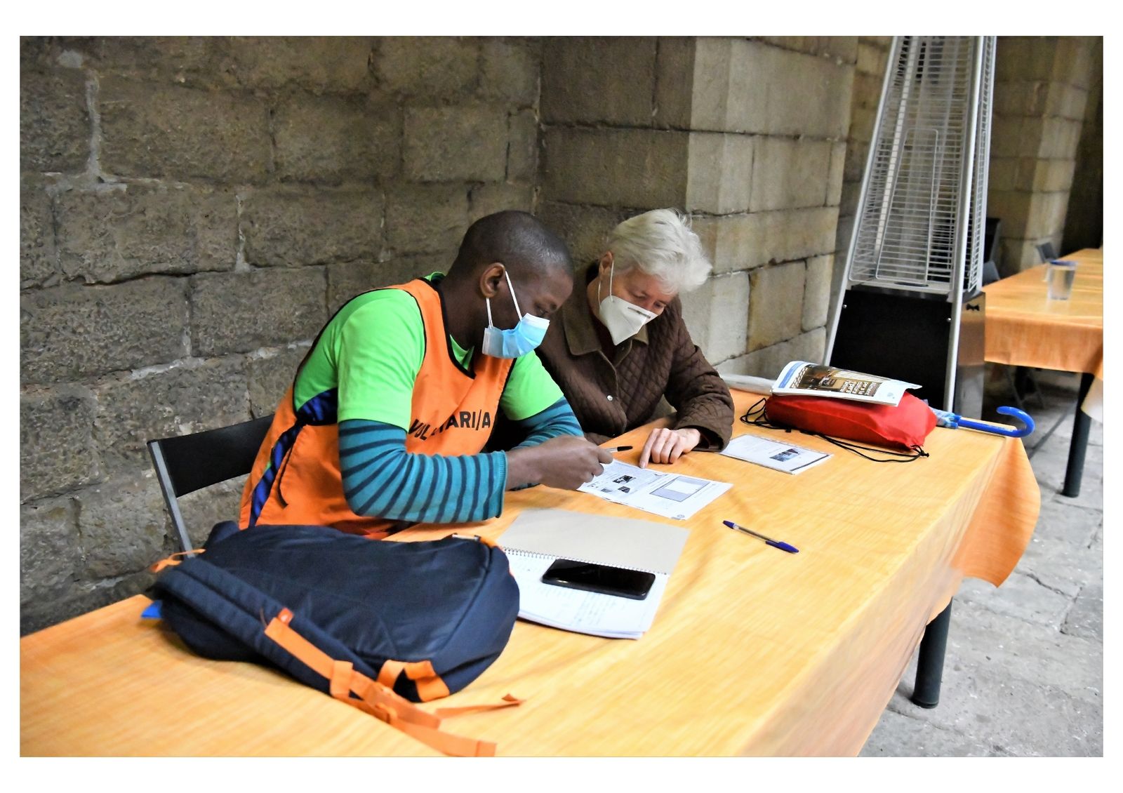 Brahim, estudiando castellano con una persona voluntaria.
