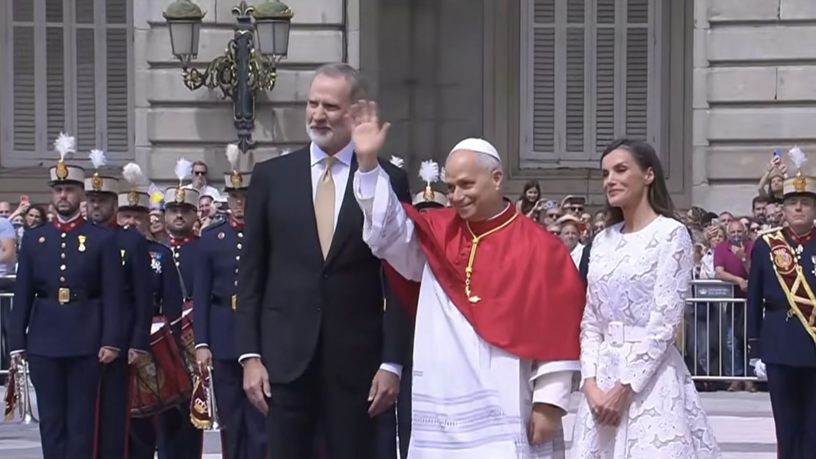 El Papa y los Reyes saludan a los madrileños en la plaza de Oriente