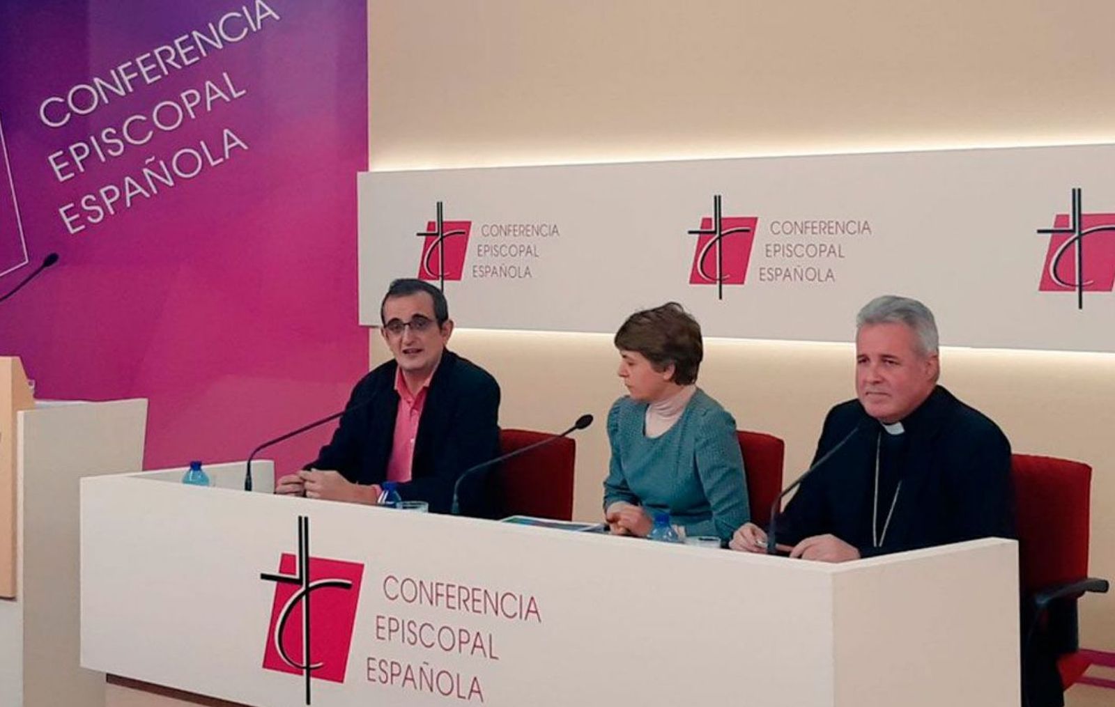 Monseñor Iceta y el matrimonio Oriol