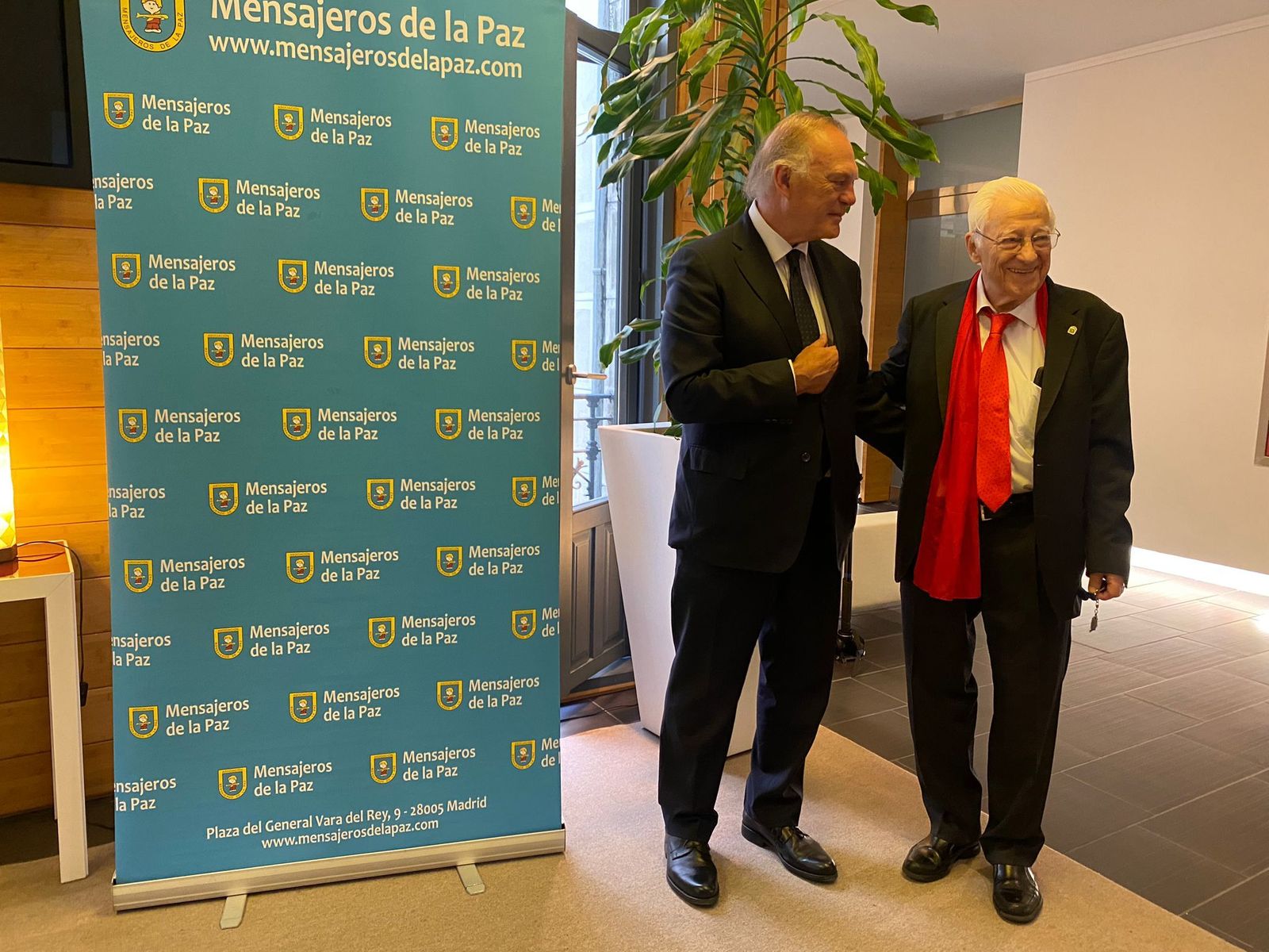 El padre Ángel, con Pedro Piqueras