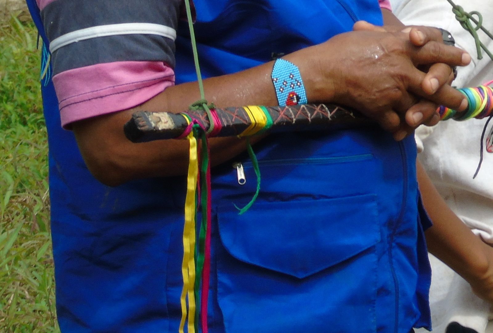 Líder embera orientando una reunión