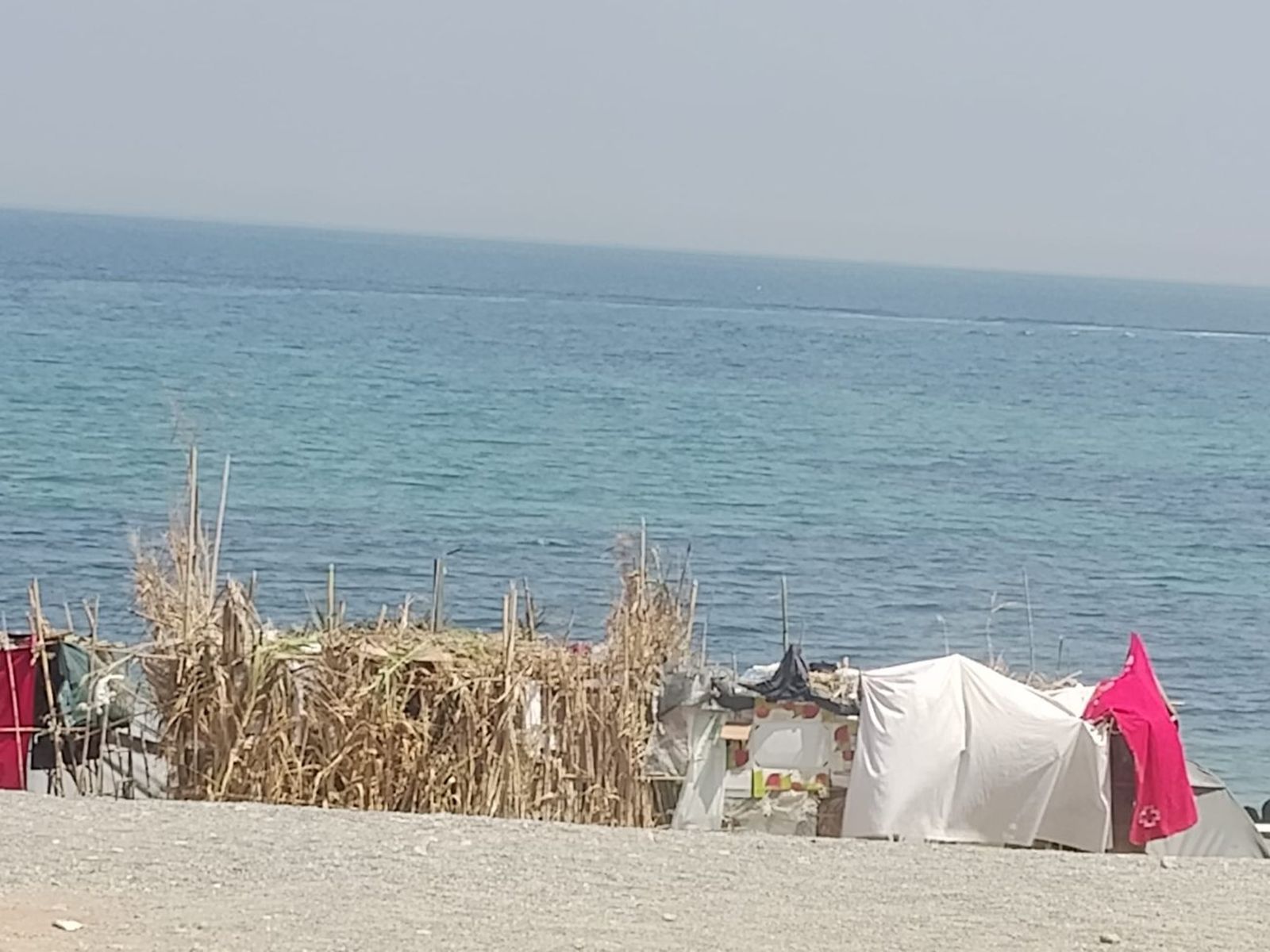 Refugio improvisado en la playa de Ceuta.