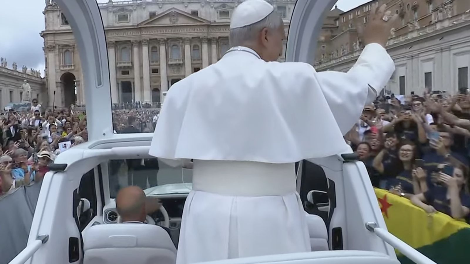 El Papa, en el papamóvil por la plaza de San Pedro