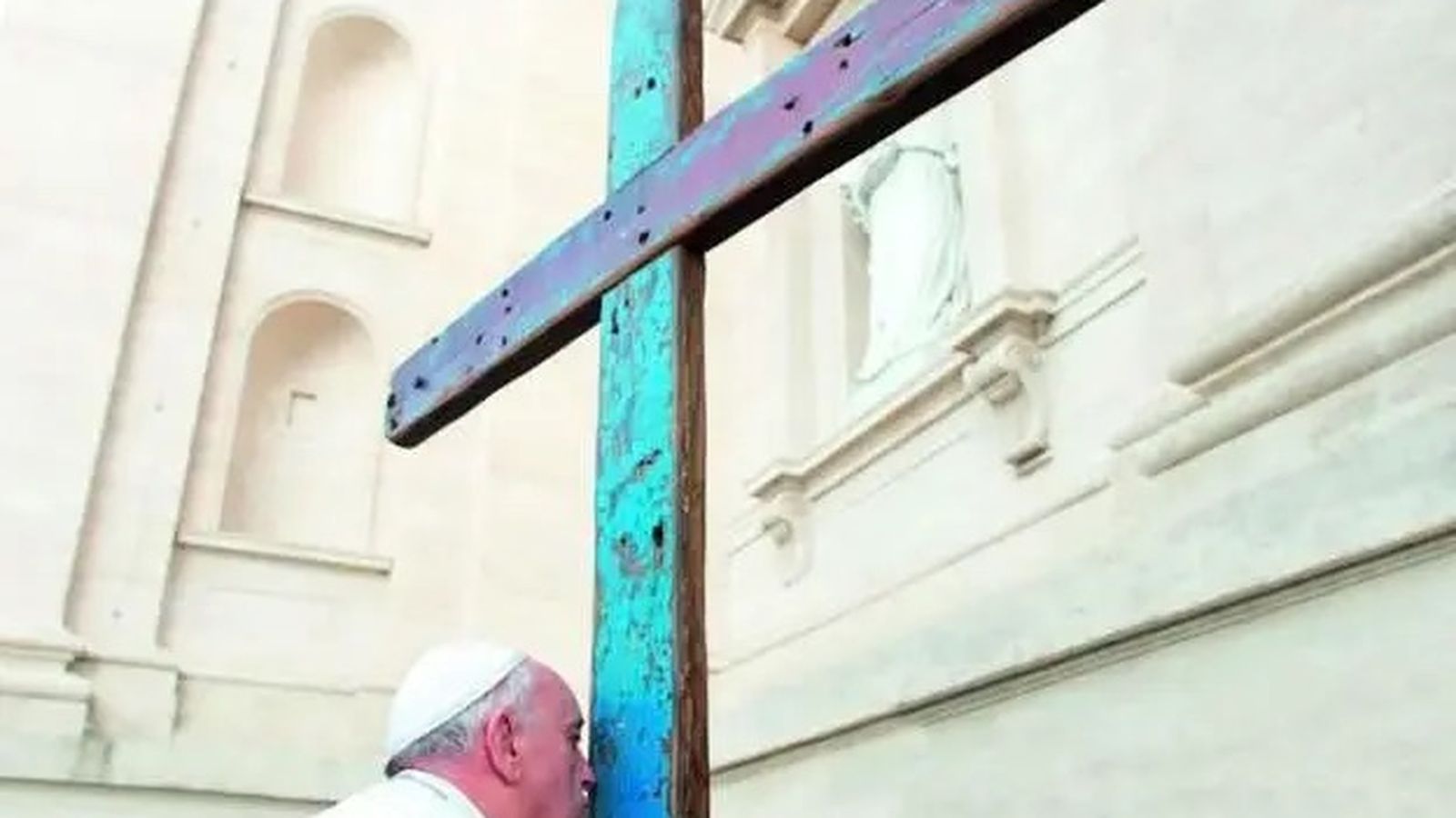 El papa Francisco besa la cruz de Lampedusa