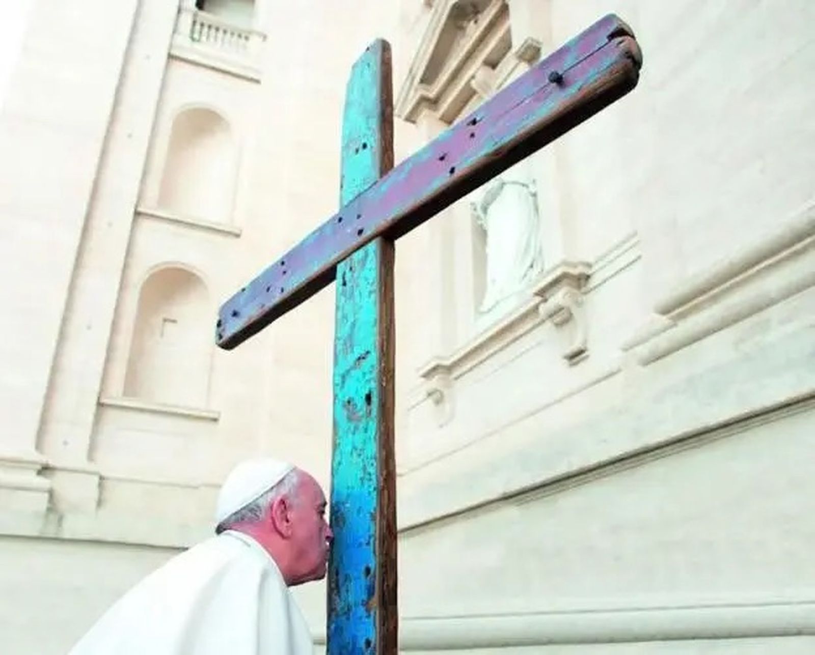 El papa Francisco besa la cruz de Lampedusa