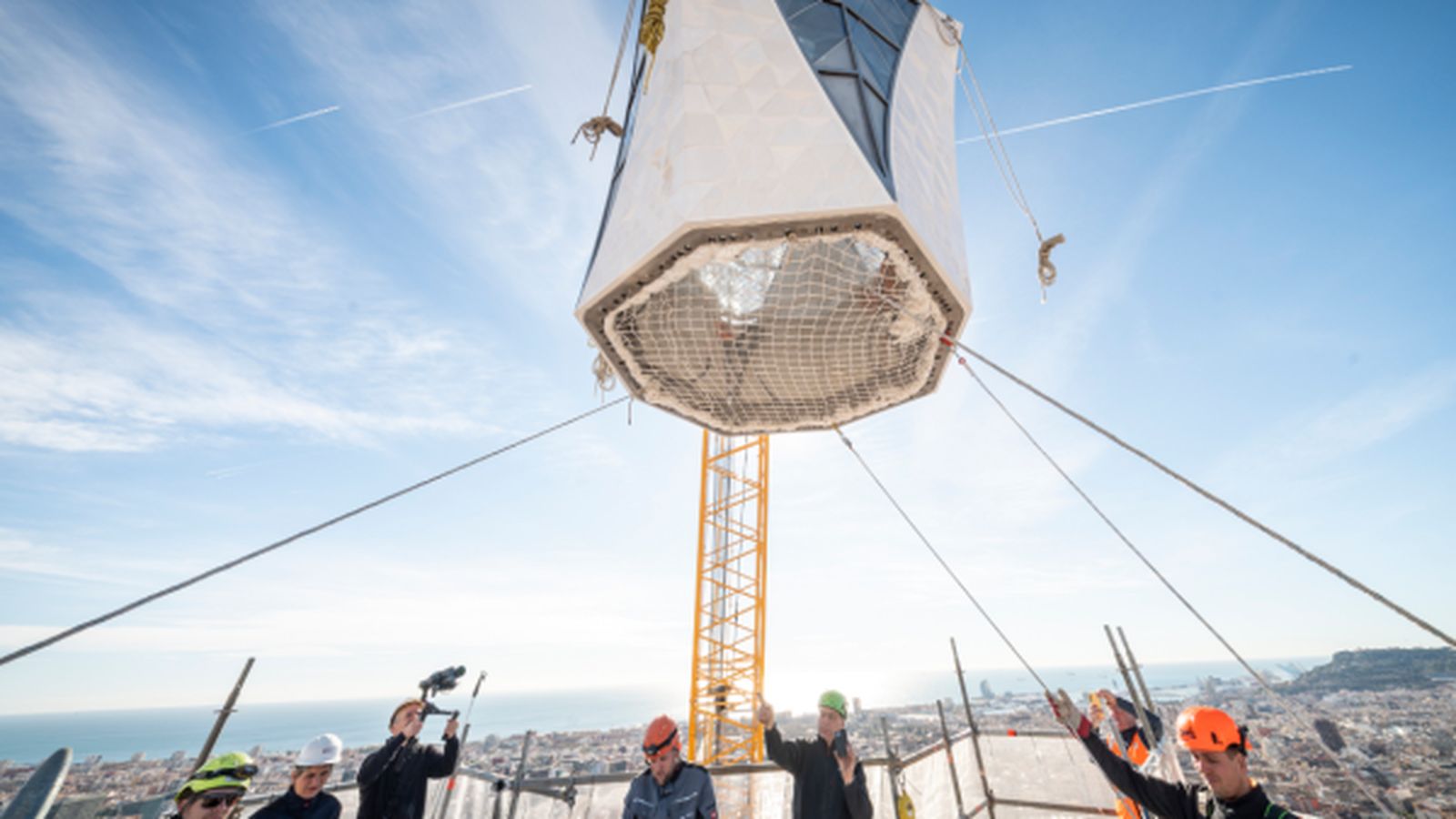 La cruz ya corona definitivamente el centro simbólico del proyecto de Gaudí.