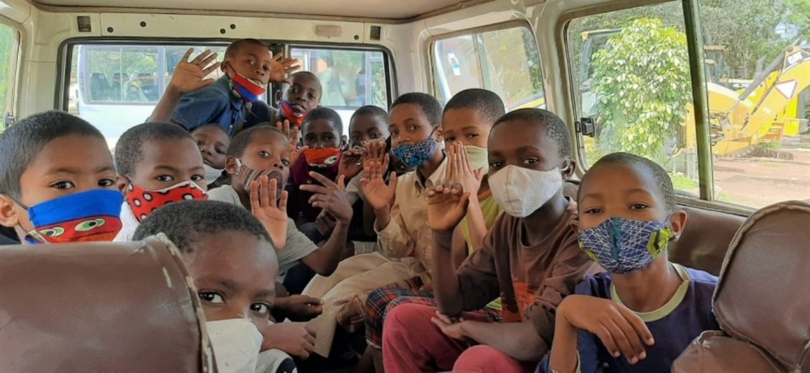 Menores angoleños acogidos por "Goiato".