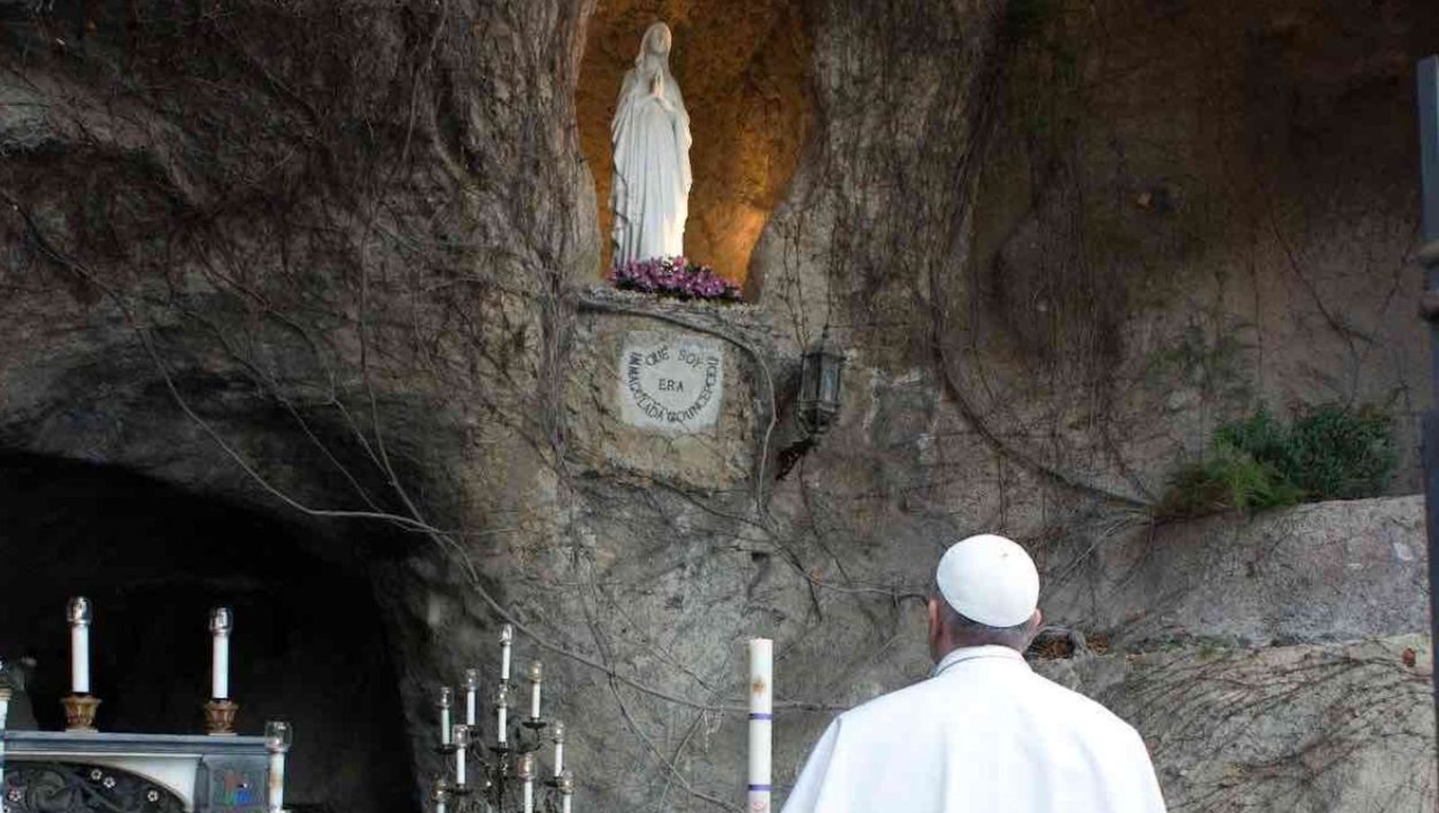 Papa FRancisco y la Virgen de Lourdes