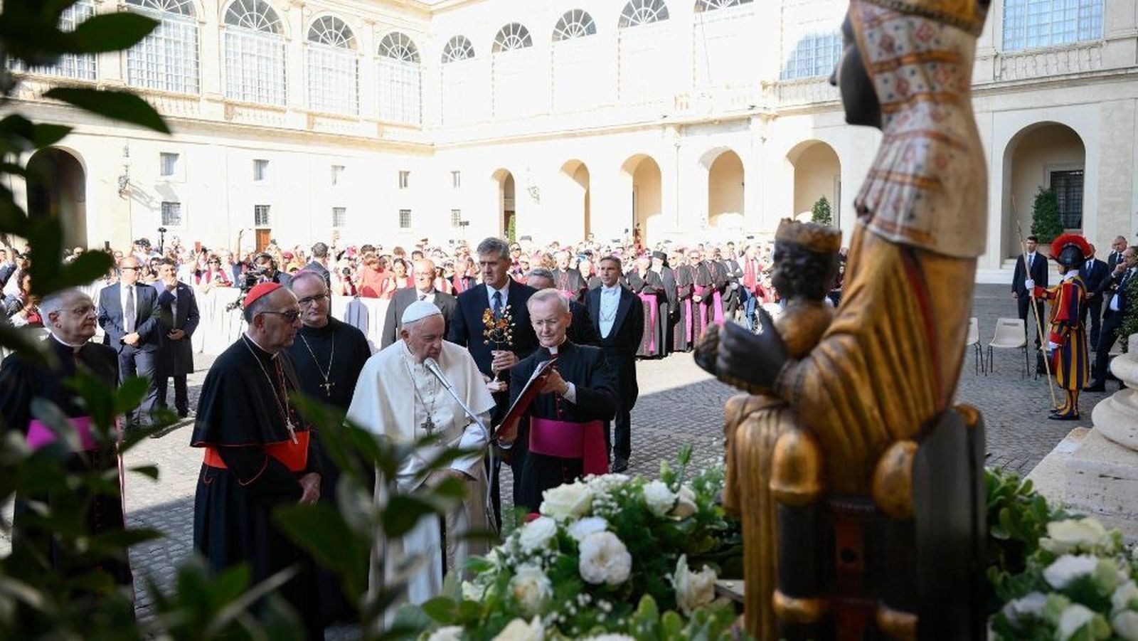 Francisco, con Omella y el abad de Montserrat, ante la imagen de la Moreneta