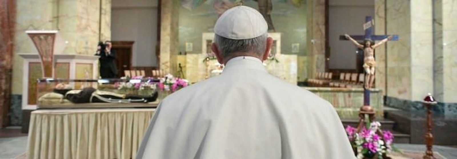 Francisco ora ante la urna de San Pío de Pietrelcina