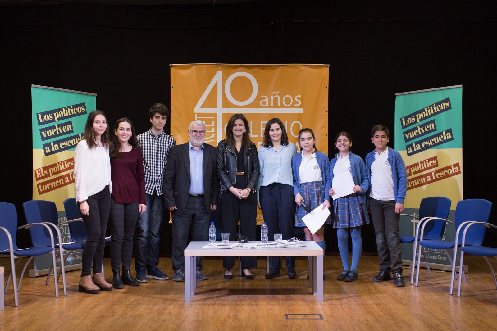 Alumnos del Sagrado Familia de Valencia con la candidata del PSOE a la alcaldía, Sandra Gómez