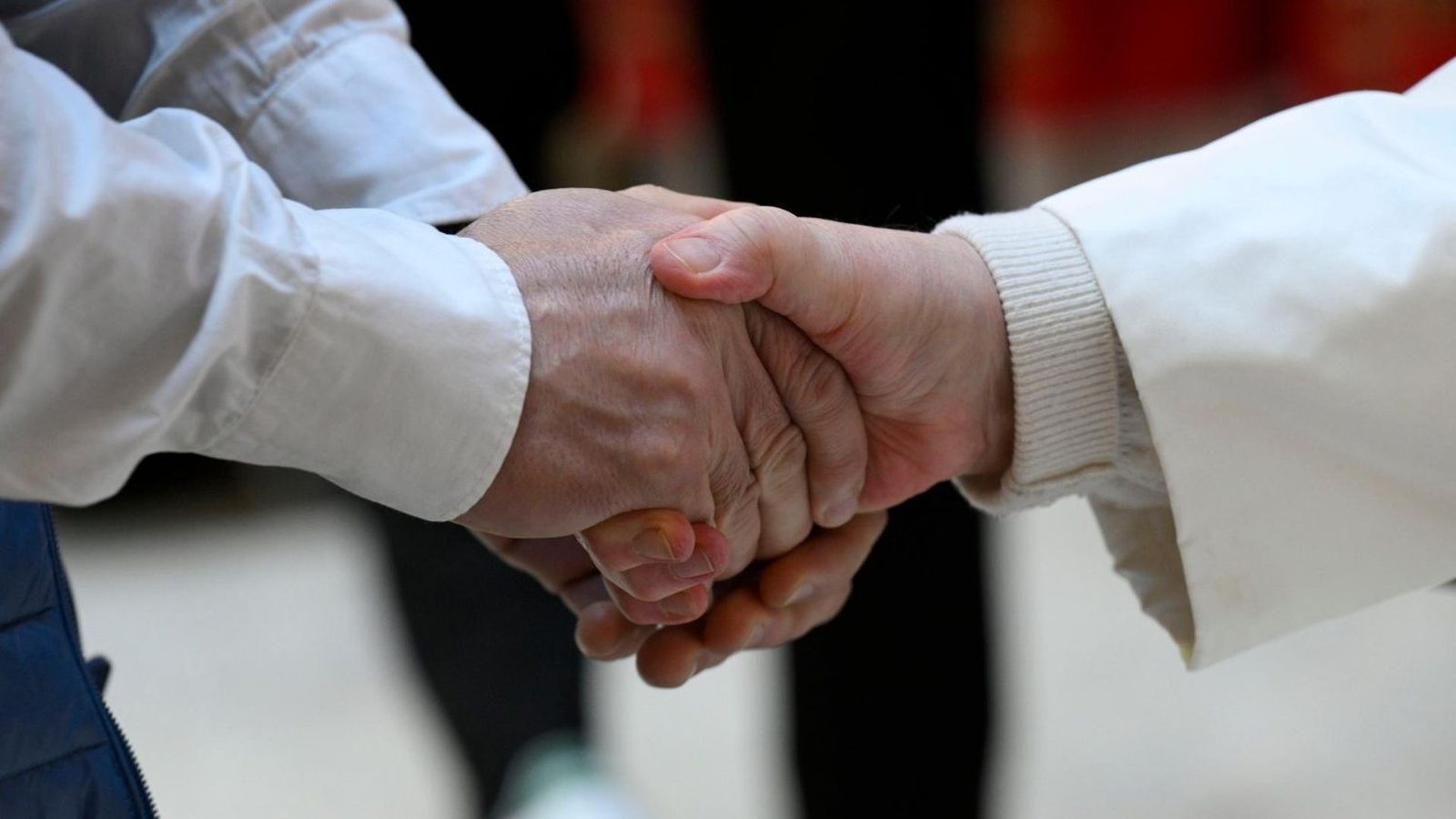El Papa durante la apertura de la Puerta Santa en la cárcel de Rebibbia, Roma