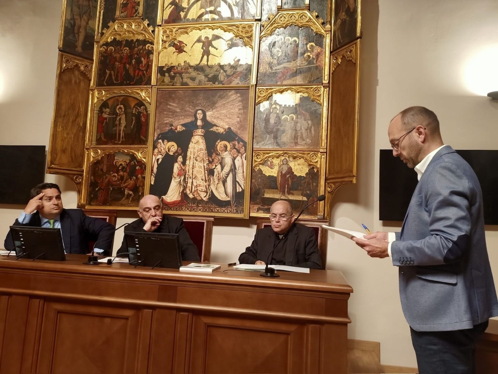 Monseñor Benavent (centro), durante el acto académico