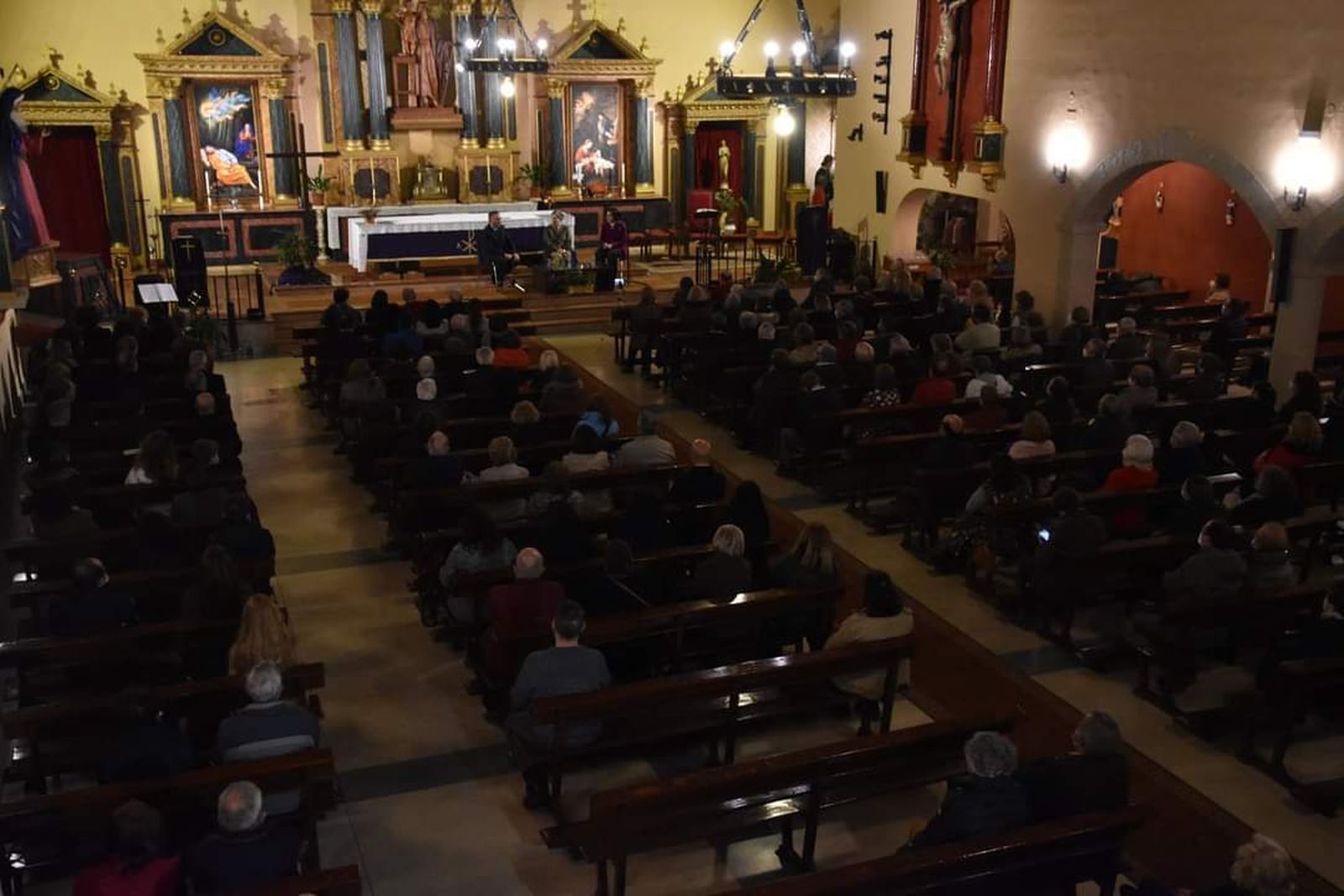 La parroquia, llena para escuchar a Inogés y Sánchez Adalid