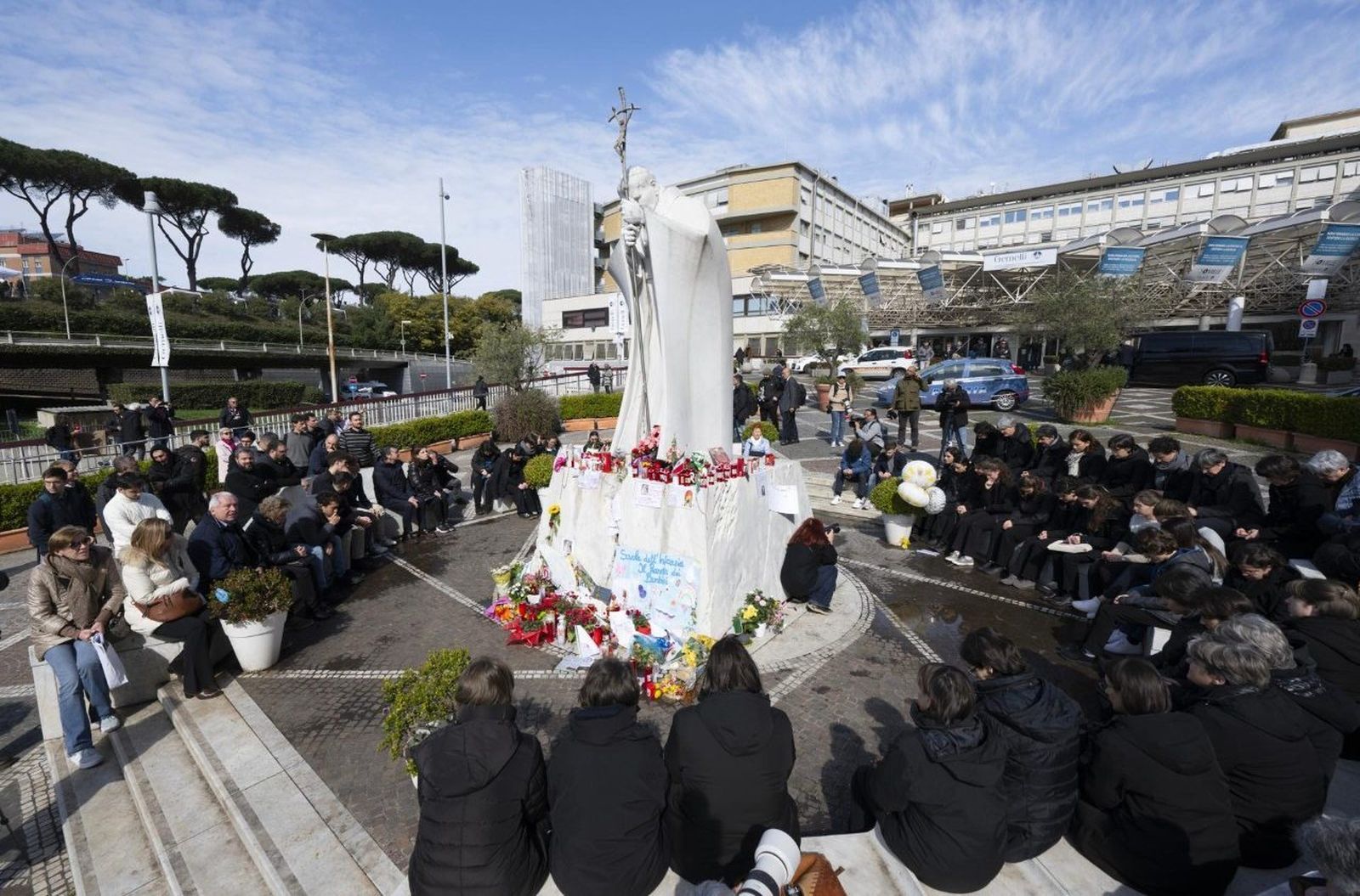 Oraciones por el Papa en el Gemelli