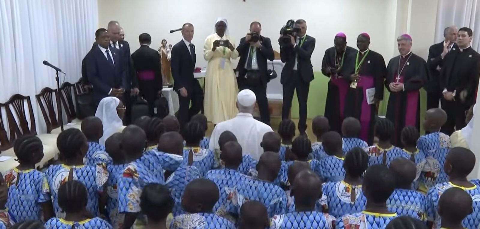 Foto de familia del Papa con los niños