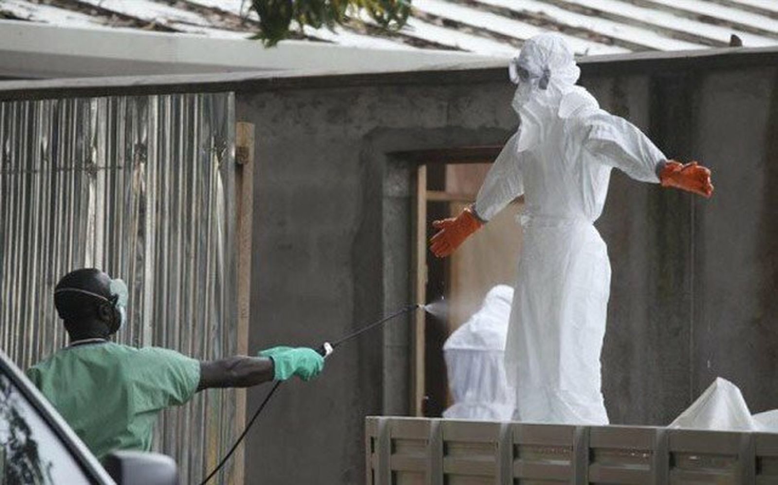 Enfermeros de Monrovia, desinfectados