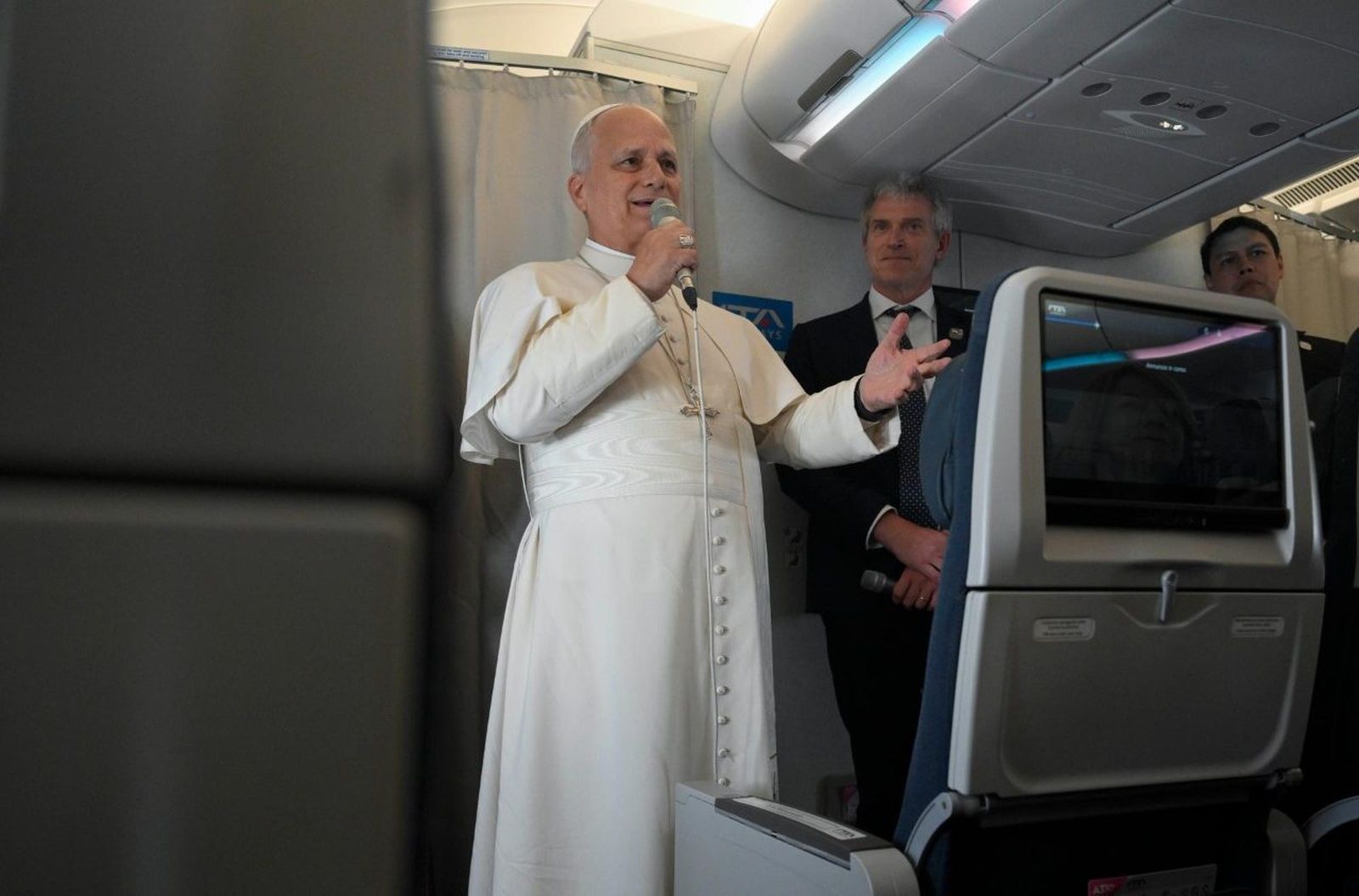 El Papa responde a las preguntas de los periodistas