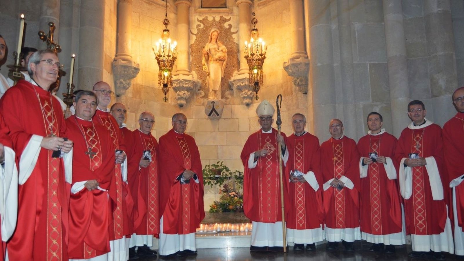 Los obispos catalanes, en la cripta de Gaudí