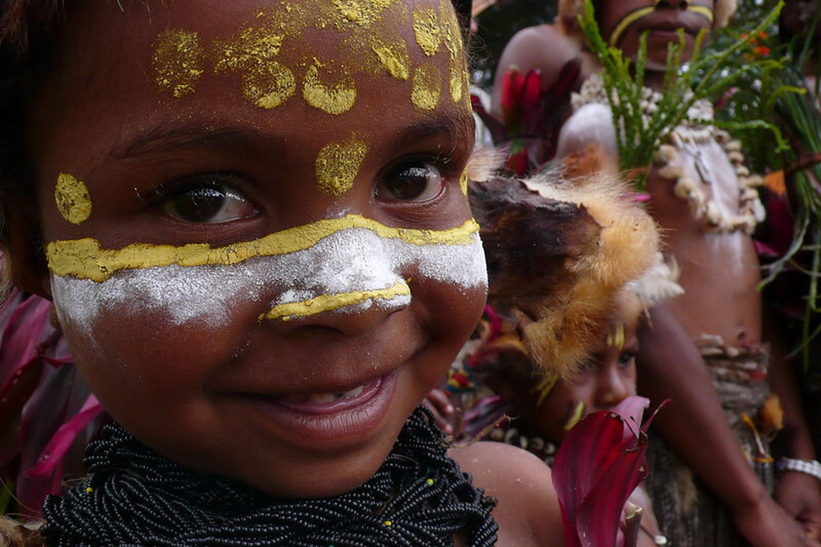 Niño indígena de Papúa Nueva Guinea