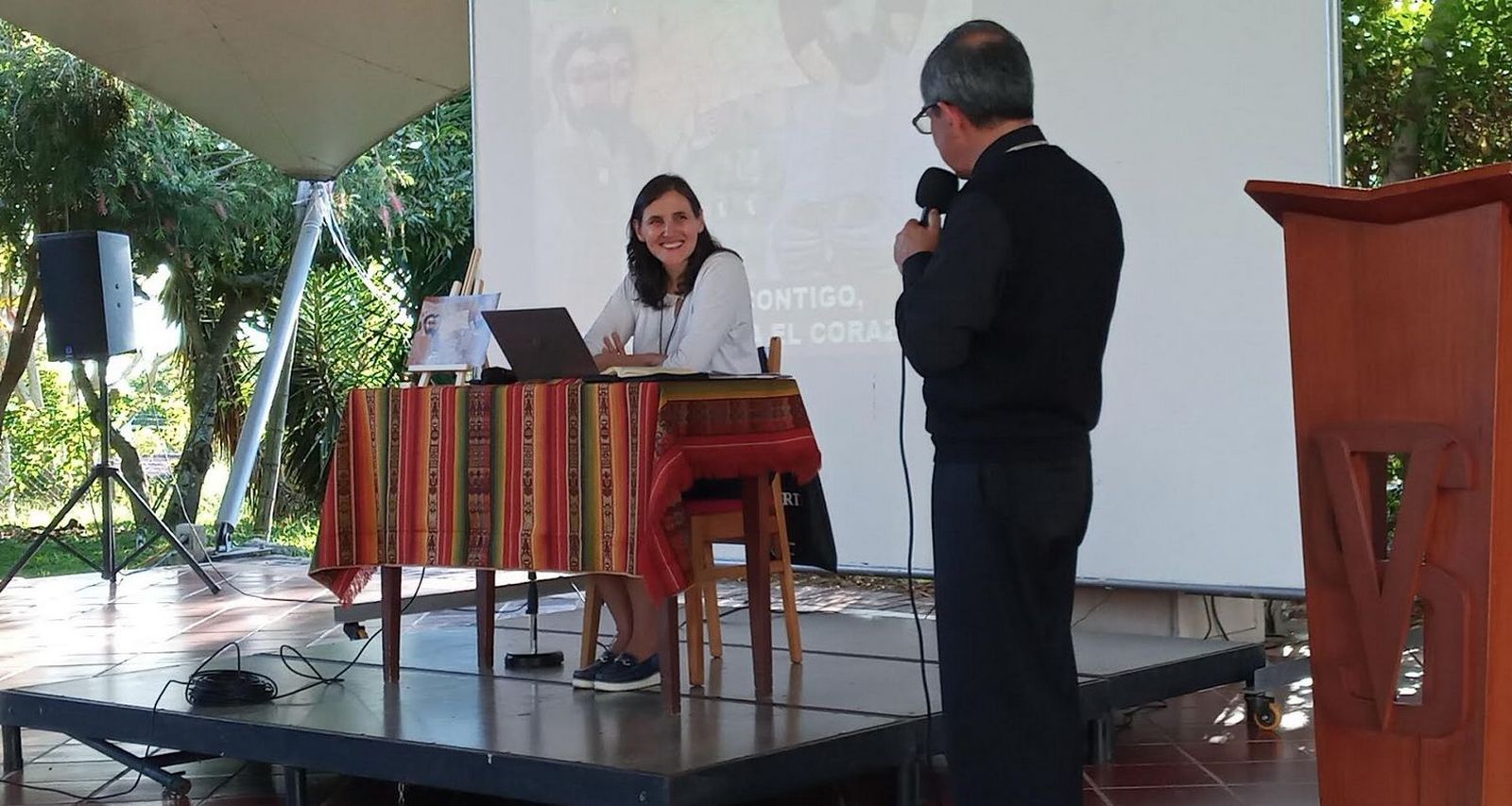 Liliana y monseñor Rueda