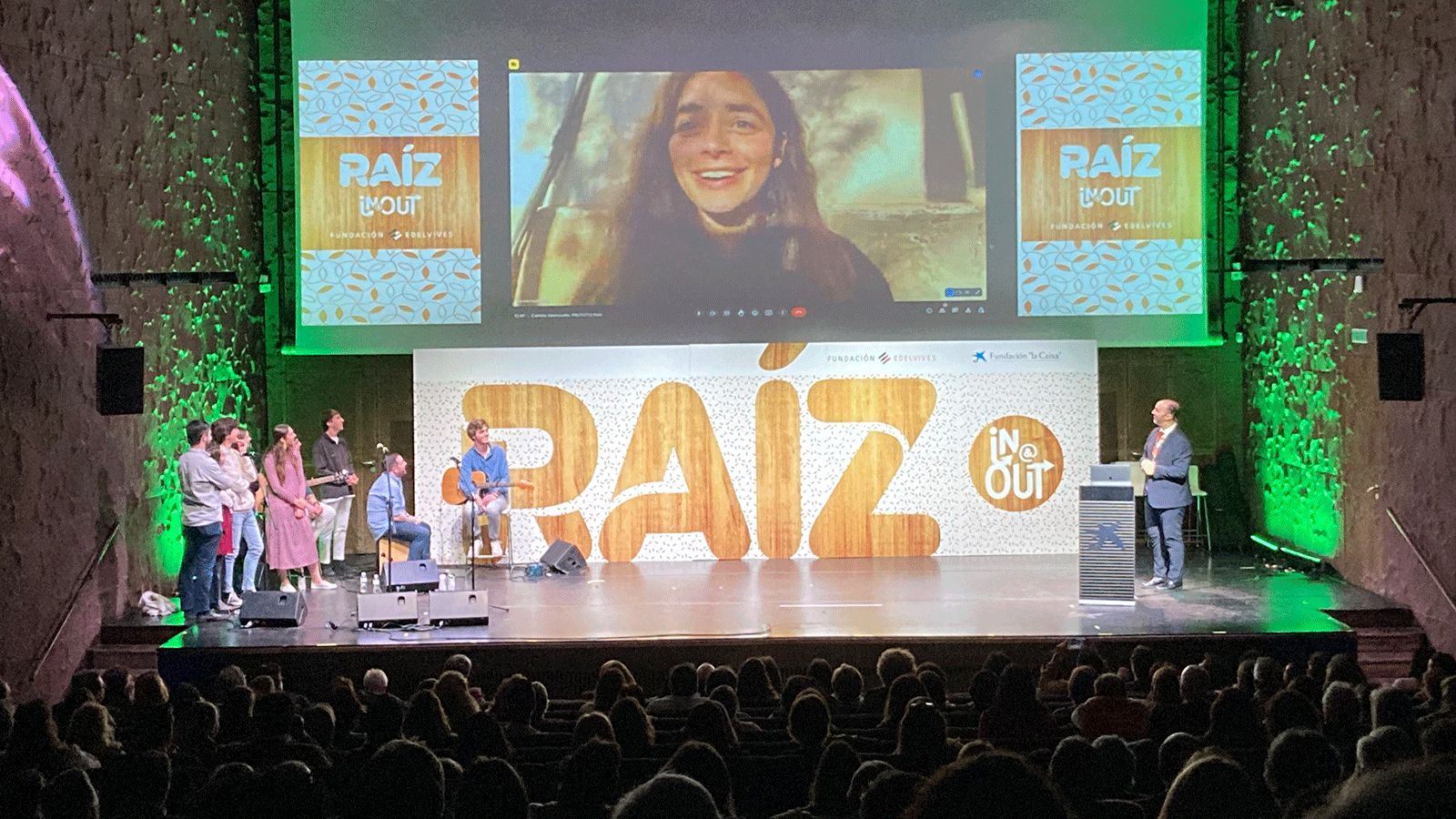 La influencer y aventurera Carlota Valenzuela, junto al grupo Hakuna