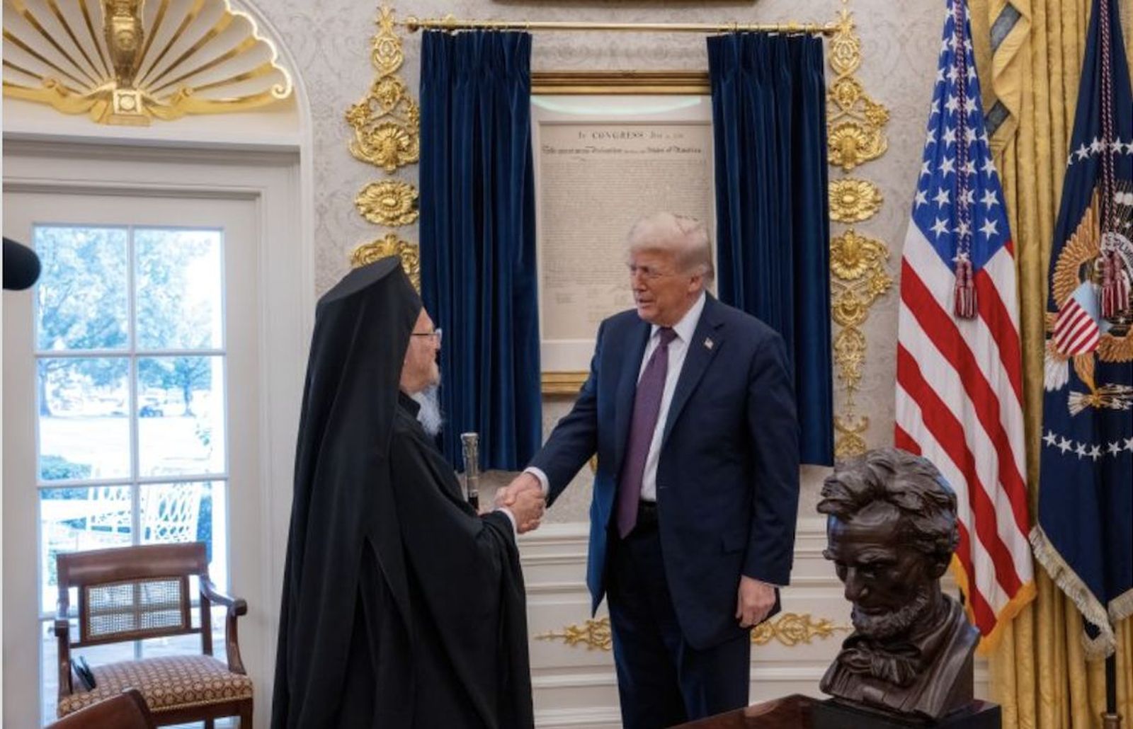 Bartolomé I saluda a Trump en el Despacho Oval