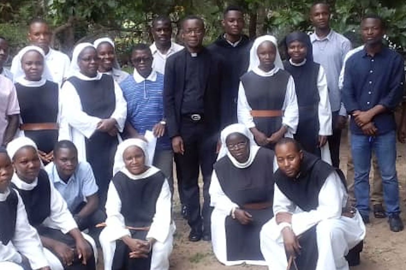 El sacerdote congoleño, Paulin Sabuy (en el centro)