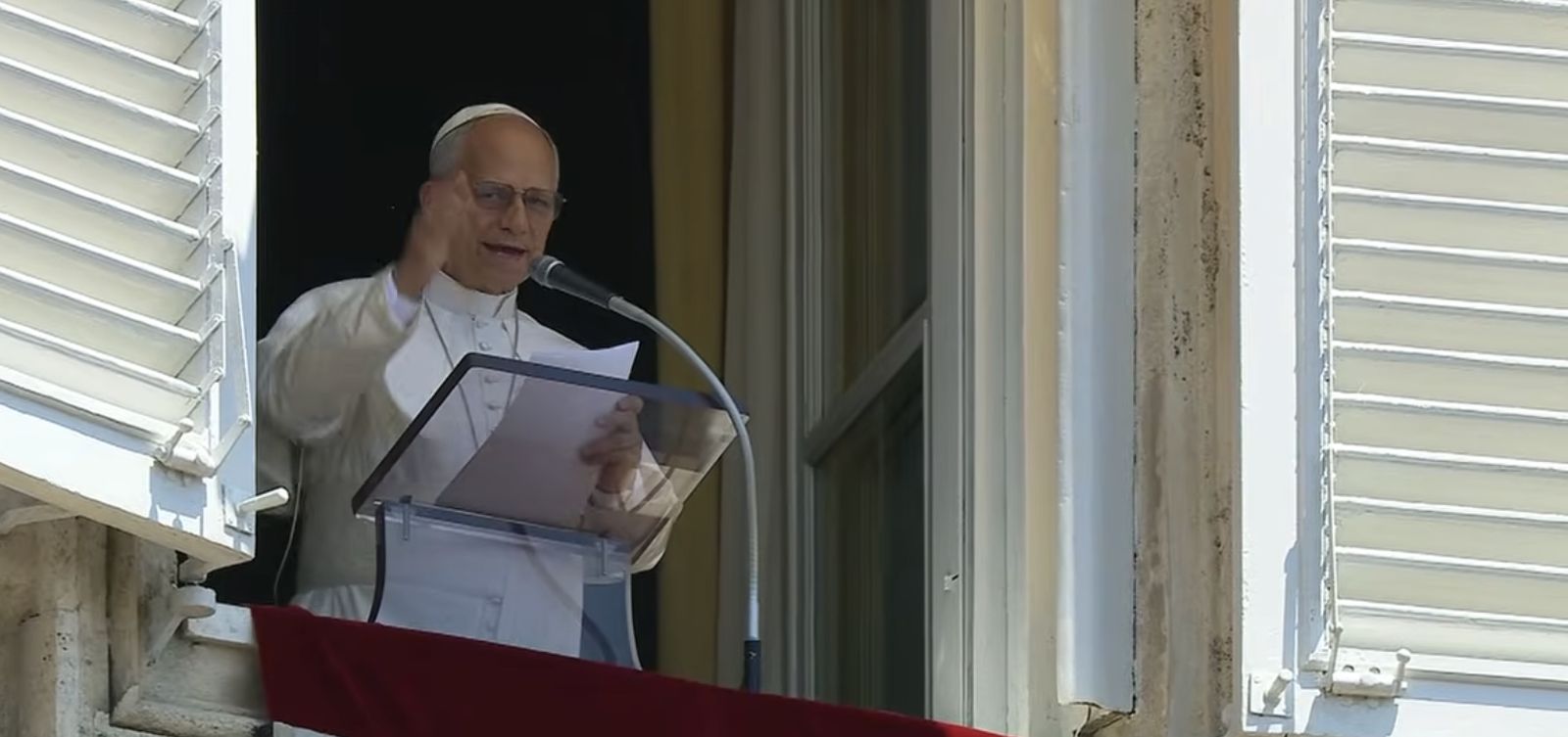 El Papa saluda a los fieles