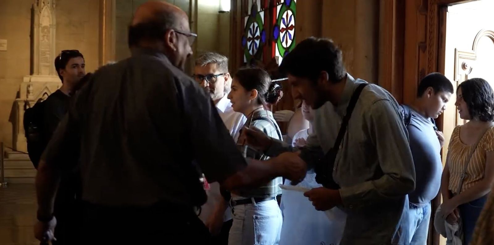 Cardenal Chomali recibiendo a los estudiantes