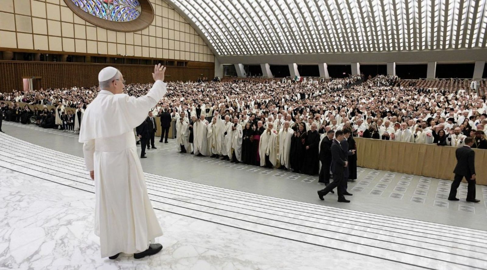 Papa saluda a la orden del Santo Sepulcro