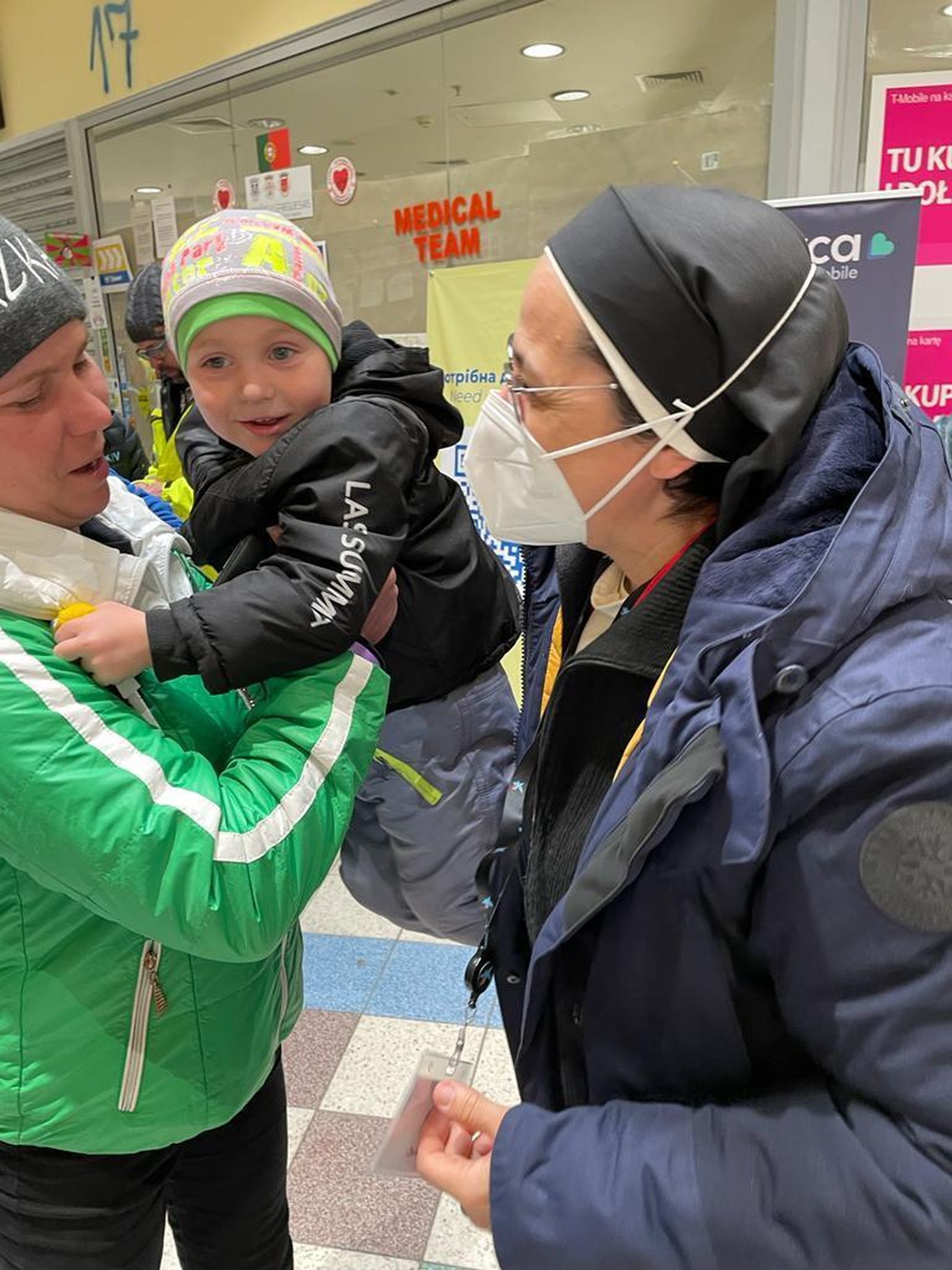 Sor Lucía, con uno de los pequeños