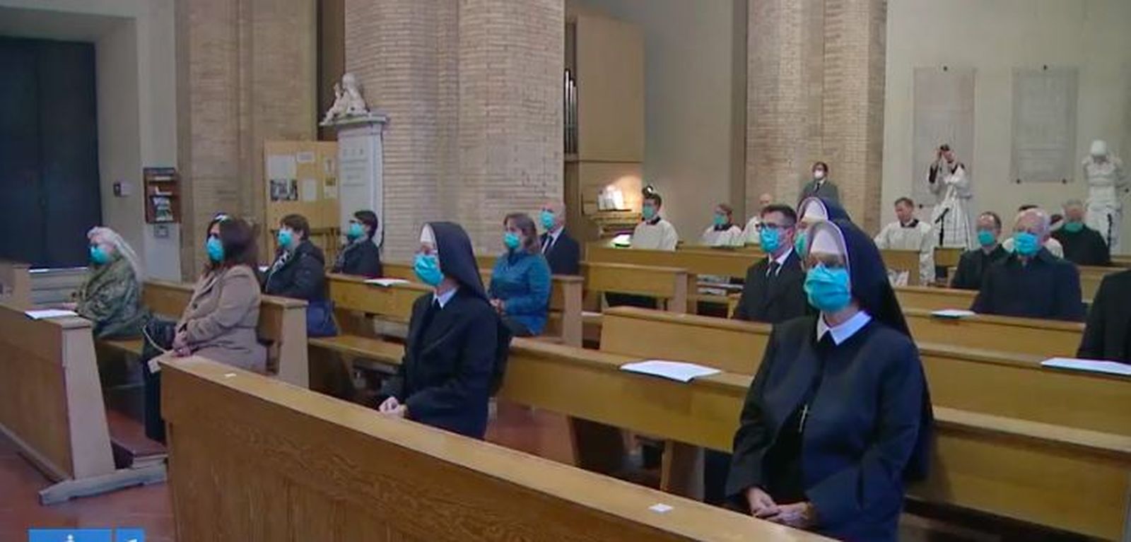 Las religiosas y el personal vaticano escuchan al Papa