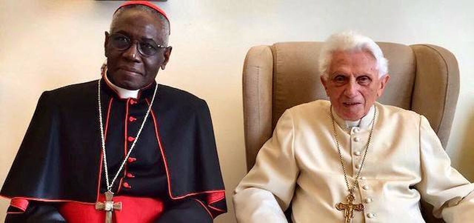 El cardenal Sarah durante una visita al Papa emérito