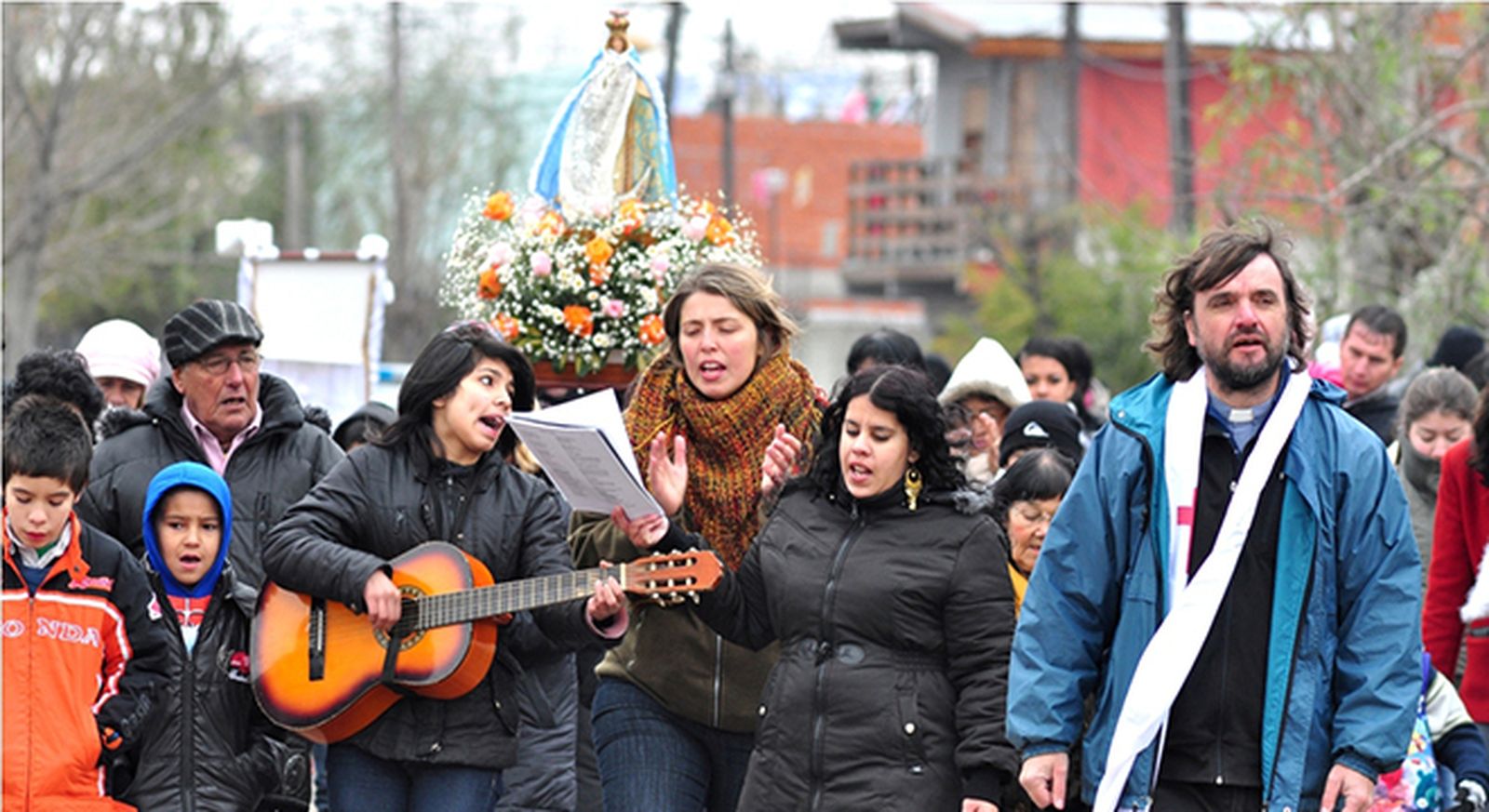 Di Paola con la gente de las villas
