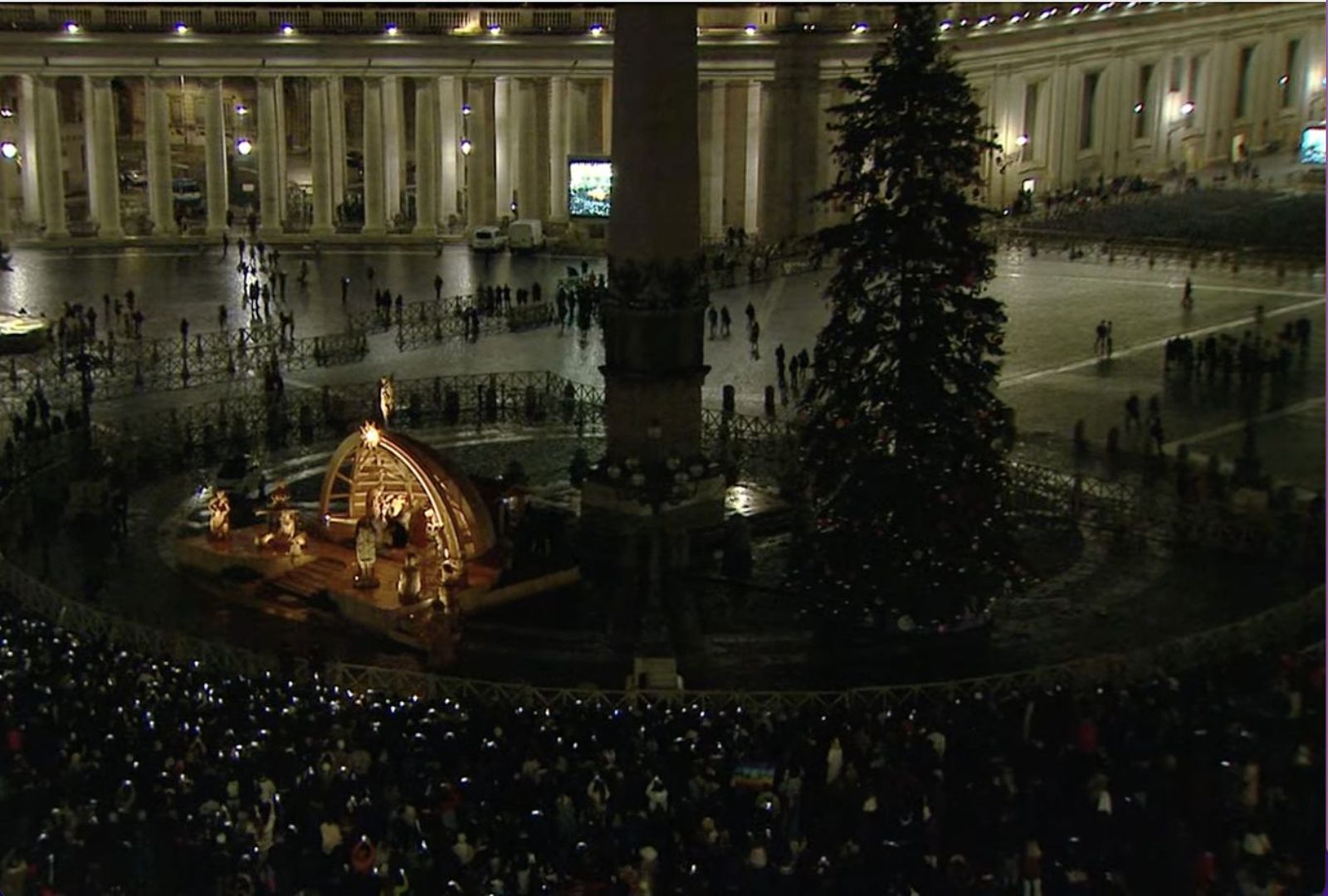 El belén y el abeto en la Plaza de San Pedro