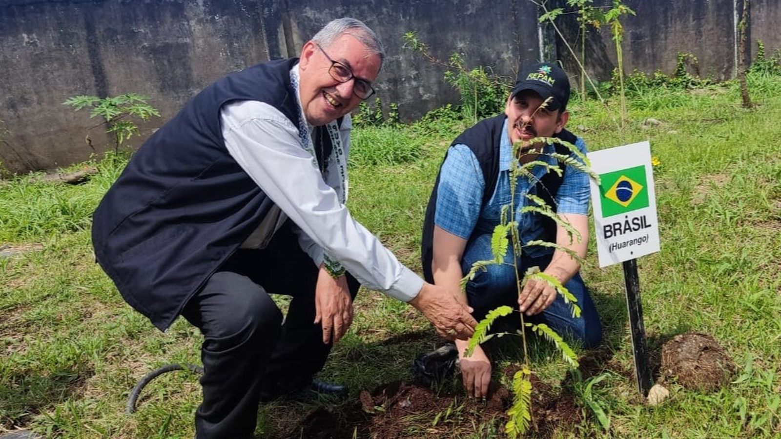 Mauricio López con Mons. Rafael Cob