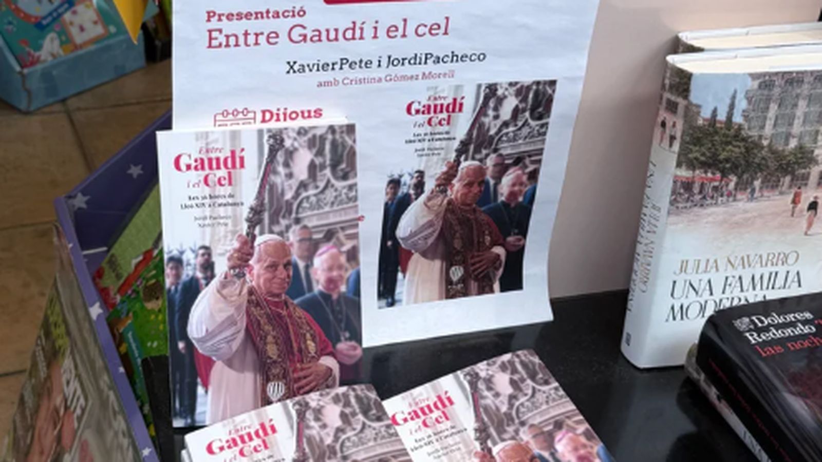 La obra reconstruye el recorrido catalán hecho por el Papa.