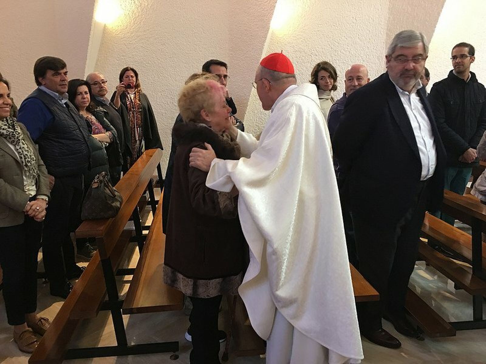 Osoro abraza a Azucena, su catequista