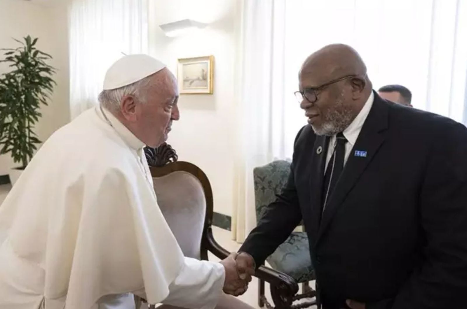 Francisco recibe en privado a Dennis Francis