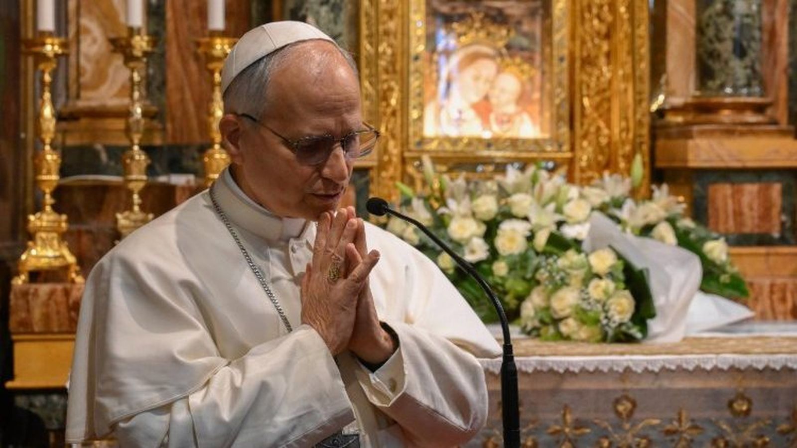 El papa con un gesto de oración ante la imagen de la Virgen del Buenconsejo.  Icono mariano agustiniano por excelencia