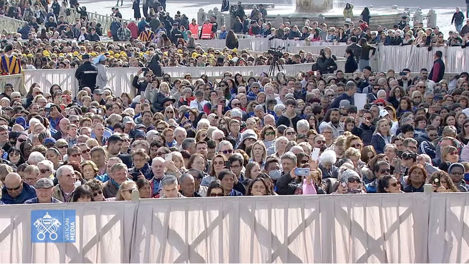 Los fieles, en la Plaza de San Pedro