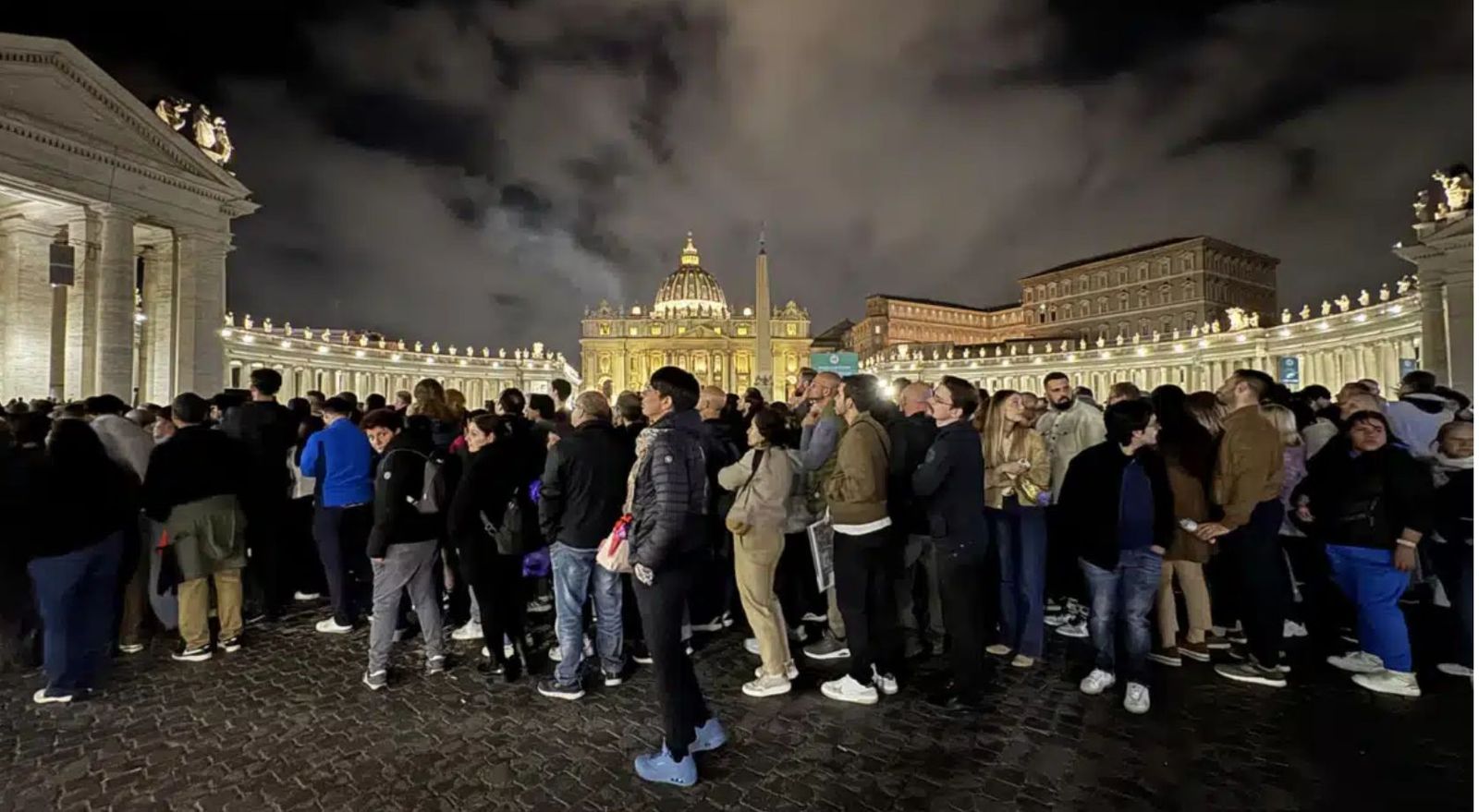Una marea de gente sigue despidiéndose del Papa