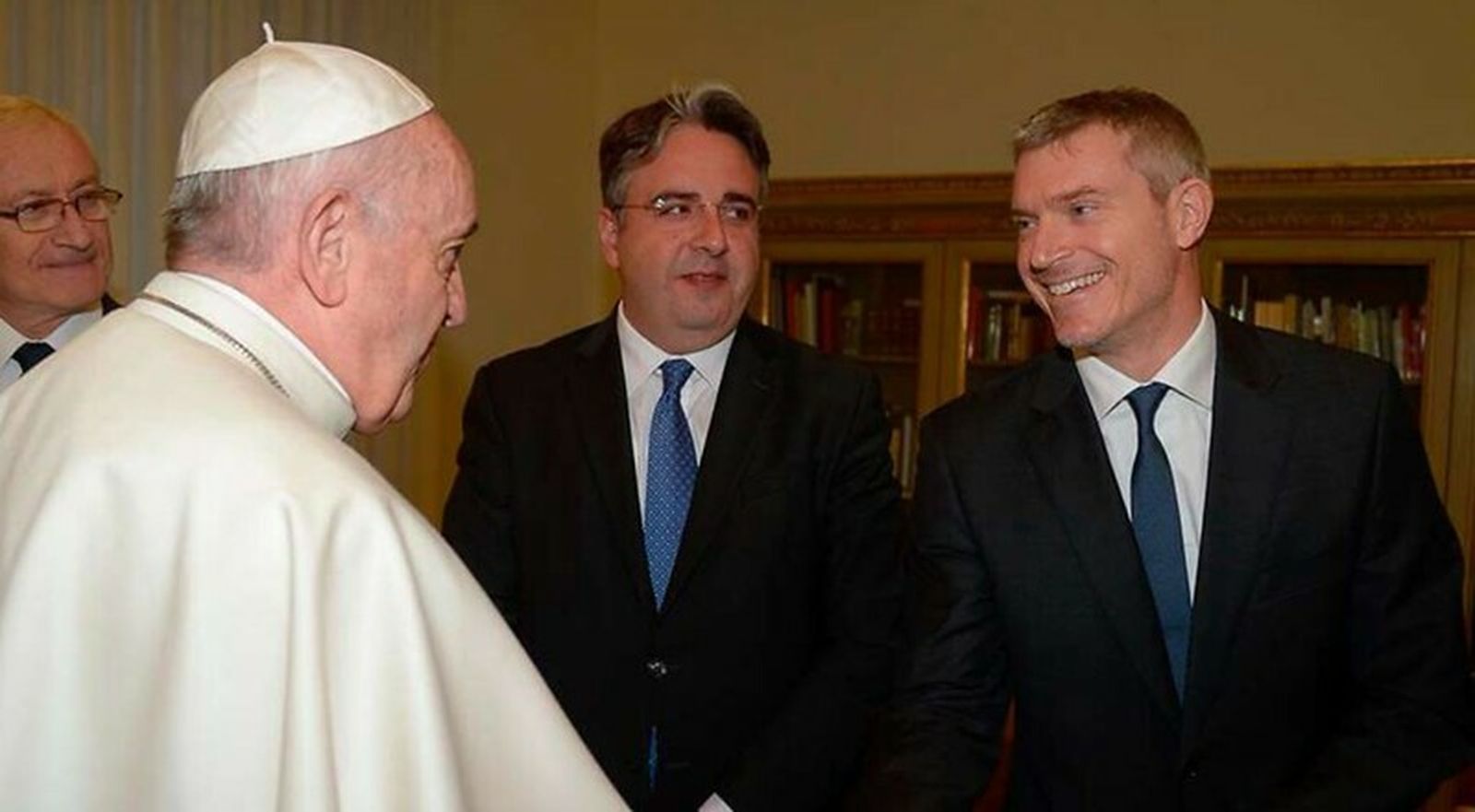 Matteo Bruni saluda al Papa Francisco